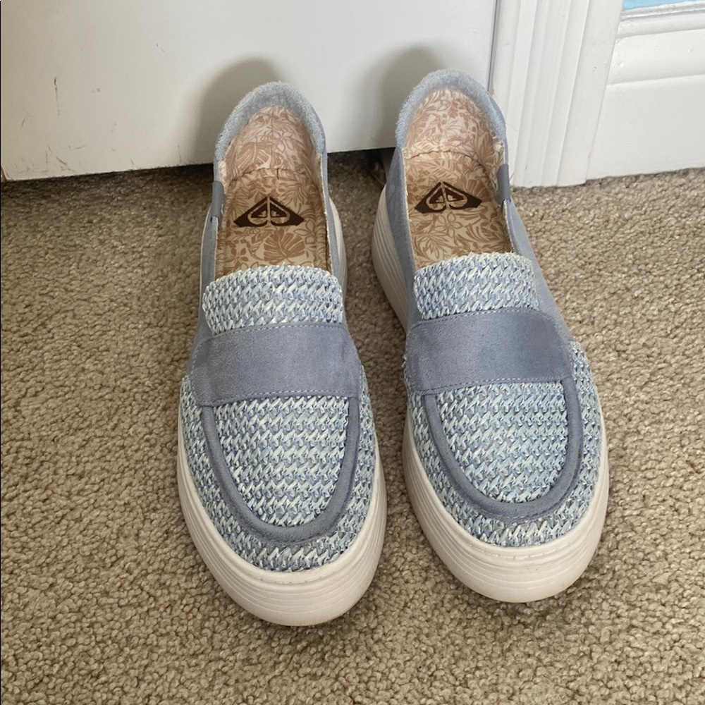 Beautiful Suede Roxy Size 9 Baby Blue Platform Slip-On Loafers